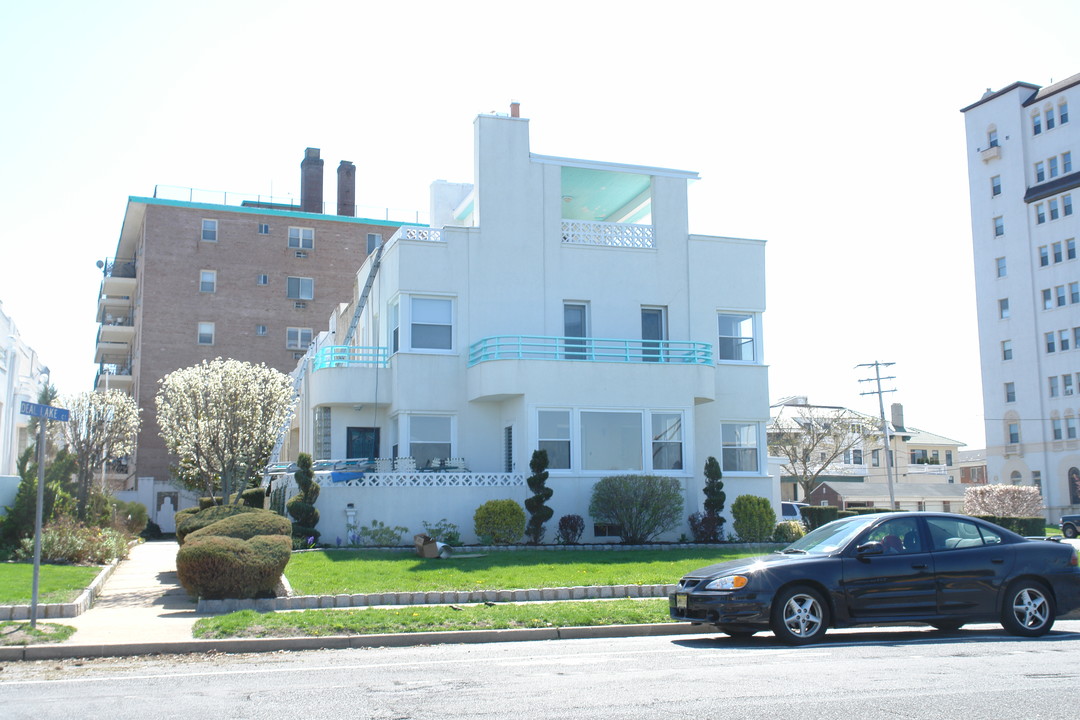 340 Deal Lake Dr in Asbury Park, NJ - Foto de edificio