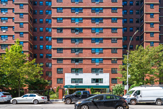 University Towers in Brooklyn, NY - Foto de edificio - Building Photo