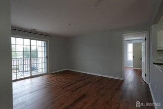 421 Waterford Dr in Edison, NJ - Building Photo - Building Photo