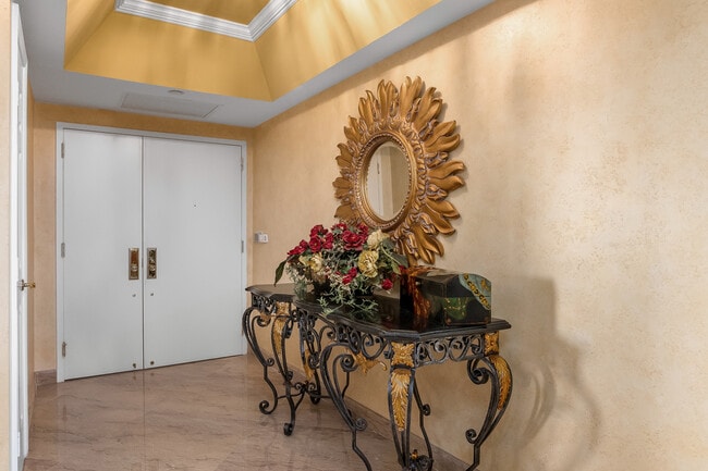 7117 Pelican Bay Blvd in Naples, FL - Building Photo - Building Photo