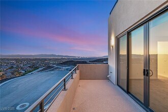 350 Solitude Peak Ln in Henderson, NV - Foto de edificio - Building Photo