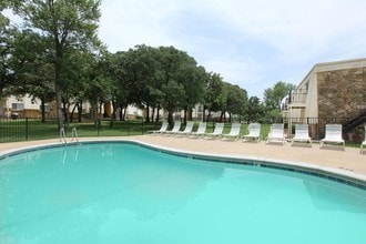 Woodside Village in Midwest City, OK - Foto de edificio - Building Photo