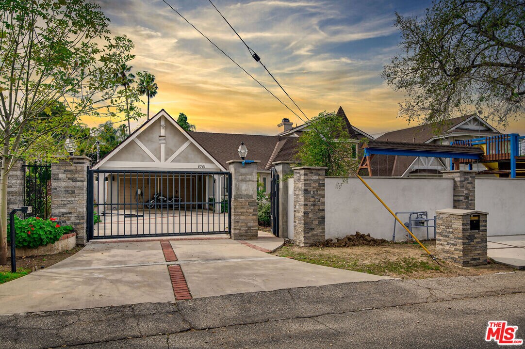 5351 Woodlake Ave in Los Angeles, CA - Building Photo