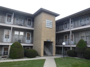 Oakwood Apartments in Chicago Heights, IL - Building Photo - Building Photo