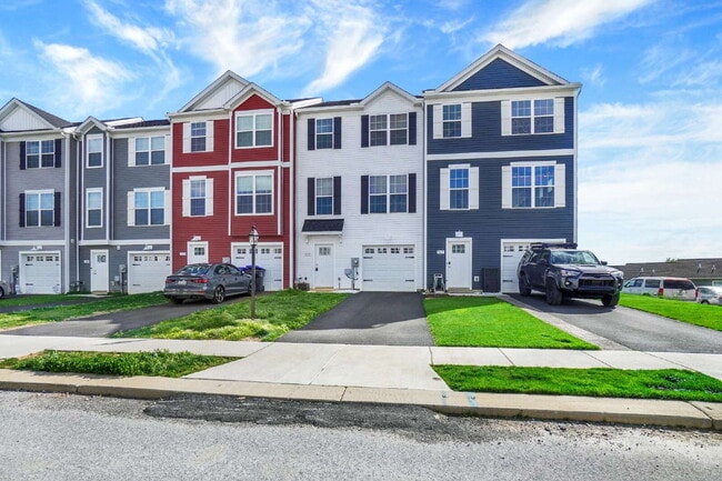 345 Avon Dr in Red Lion, PA - Building Photo - Building Photo