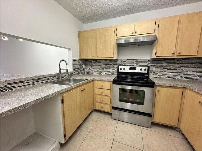 13685 NE 10th Ave, Unit 203 in North Miami, FL - Building Photo - Building Photo
