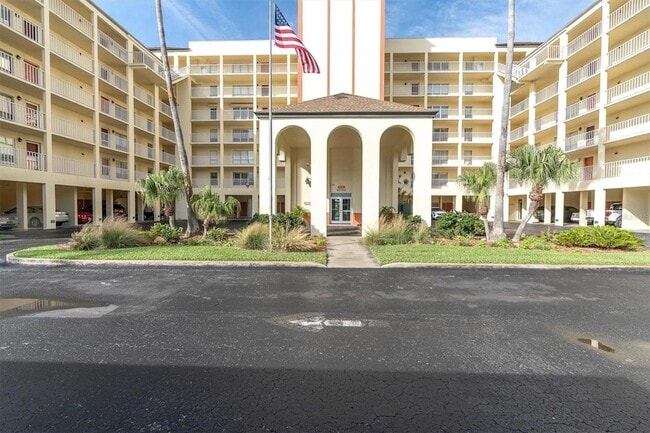 9000 Commodore Dr, Unit 401 in Seminole, FL - Foto de edificio - Building Photo