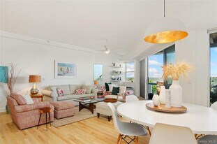 260 Dune Rd in Westhampton Beach, NY - Building Photo