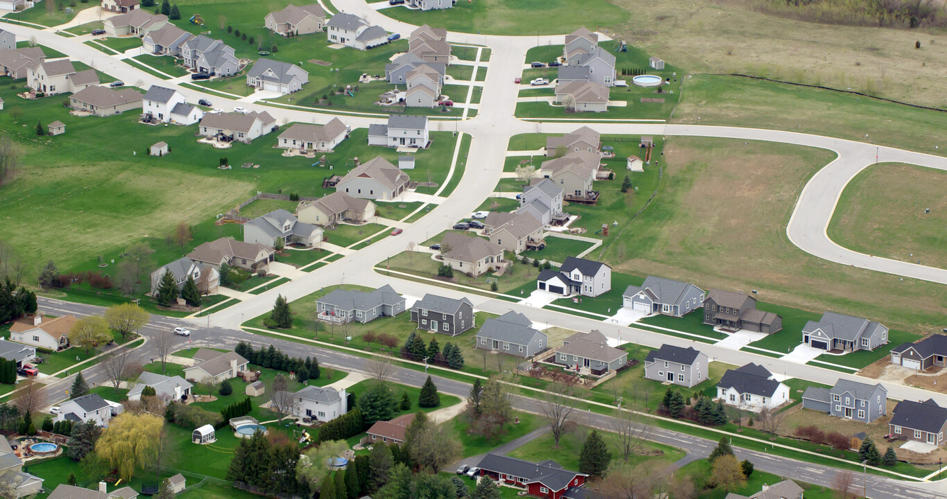 2721 Red Oak Ln in East Troy, WI - Building Photo