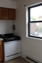 170 Myrtle Ave, Unit A-3 in Fort Lee, NJ - Foto de edificio - Building Photo