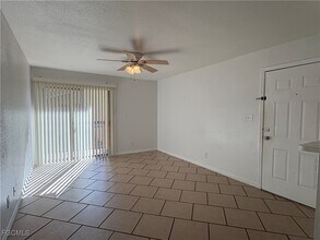 2855 Winkler Ave in Ft. Myers, FL - Foto de edificio - Building Photo