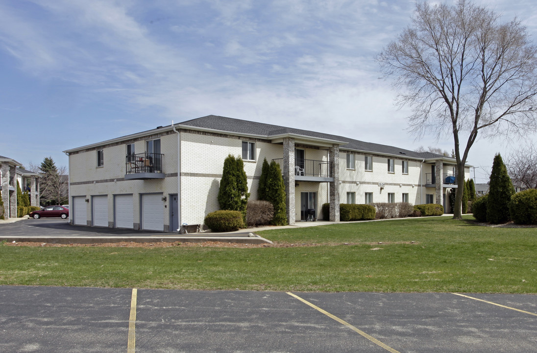 Sterling Court Apartments in Kenosha, WI - Building Photo