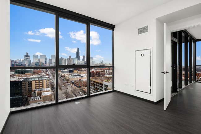 1356 W Randolph St, Unit 2001 in Chicago, IL - Building Photo - Building Photo