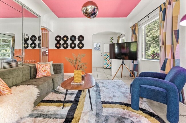 260 NE 45th St in Miami, FL - Foto de edificio - Building Photo