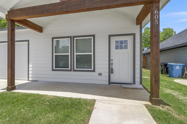 605 W Morton St in Denison, TX - Building Photo - Building Photo