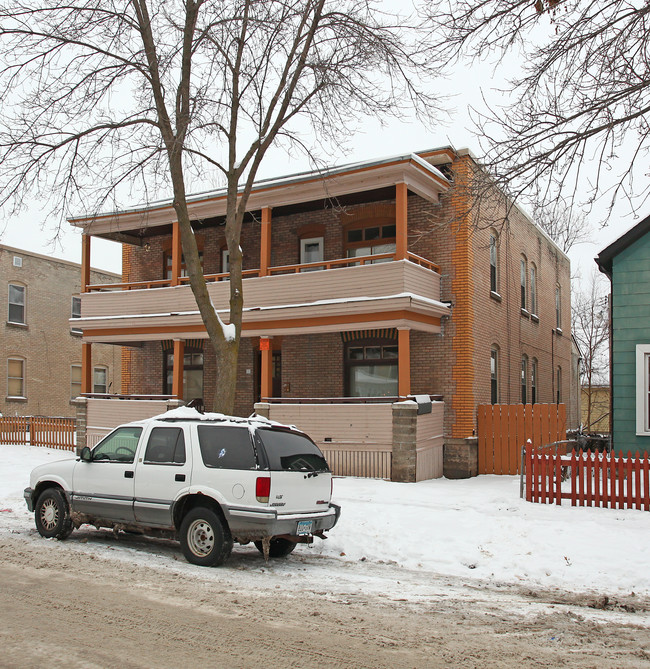 211 Grotto St in St. Paul, MN - Building Photo - Building Photo