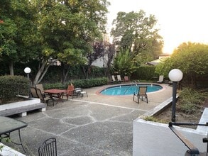 645 Forest Ave in Palo Alto, CA - Foto de edificio - Building Photo