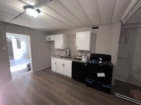 931 9th Ave, Unit 2 in Port Arthur, TX - Building Photo