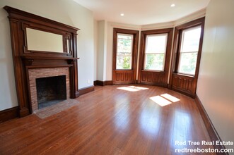 1736 Beacon St, Unit 2 in Brookline, MA - Building Photo - Building Photo