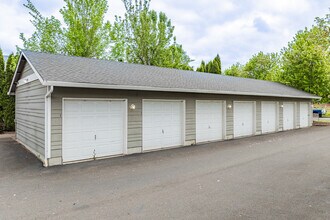 Pioneer Village Apartments in Silverton, OR - Foto de edificio - Building Photo