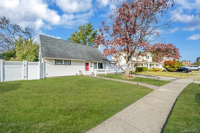 323 Martin Pl in Bethpage, NY - Building Photo - Building Photo