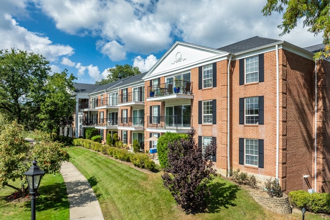 Versailles on the Lakes Oakbrook* in Oakbrook Terrace, IL - Building Photo - Building Photo