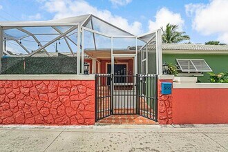532 N Palmway in Lake Worth Beach, FL - Foto de edificio - Building Photo