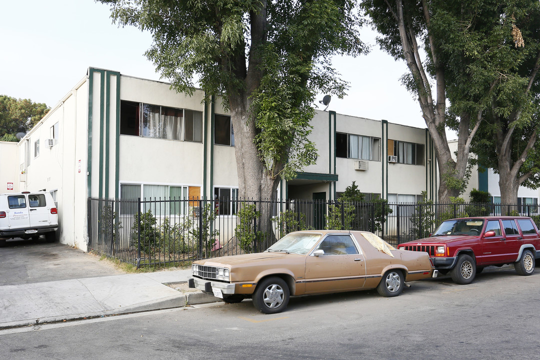 19110 Bryant St in Northridge, CA - Foto de edificio