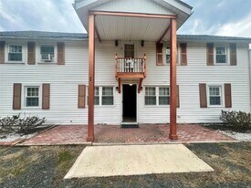 1 Royal Acres Dr in Middletown, NY - Building Photo