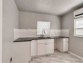 2716 NW 11th St in Oklahoma City, OK - Foto de edificio - Building Photo