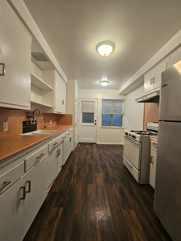 1850 N La Brea Ave in Los Angeles, CA - Building Photo - Building Photo