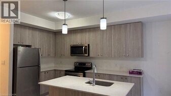 10 Palace St in Kitchener, ON - Building Photo