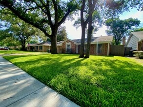 1810 Mill Creek Dr in Houston, TX - Building Photo - Building Photo