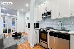 421 E 81st St in New York, NY - Building Photo