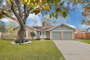 1712 Redwood Cir in Alvin, TX - Building Photo