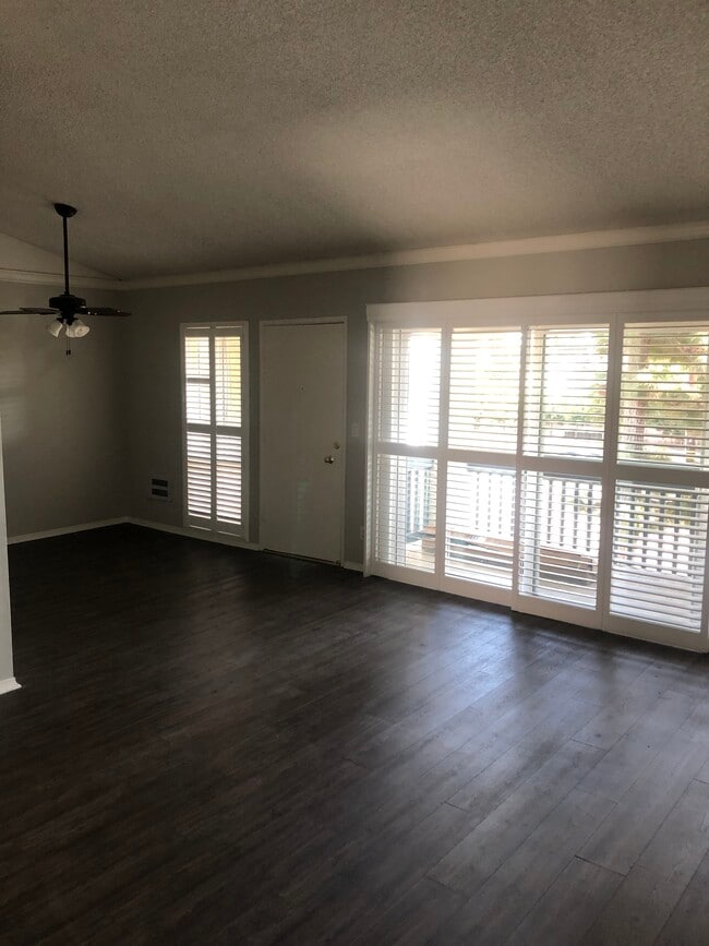 631 S Prospect Ave, Unit 203 in Redondo Beach, CA - Foto de edificio - Building Photo