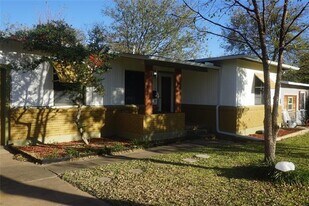 2121 N Hickory St in Sherman, TX - Building Photo