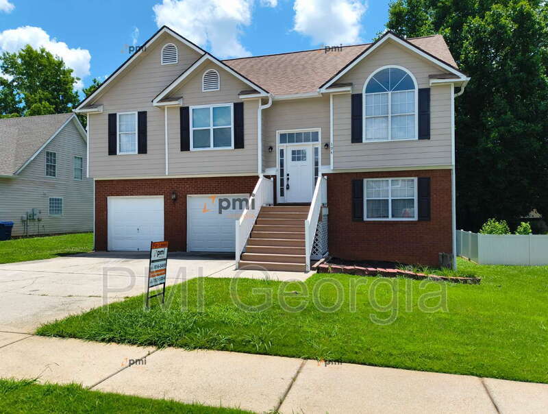 194 Saddleview Trail in Riverdale, GA - Building Photo