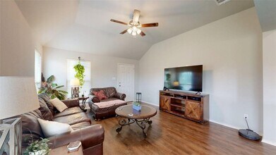803 Meadow Brook Dr, Unit 4 in Caldwell, TX - Building Photo - Building Photo