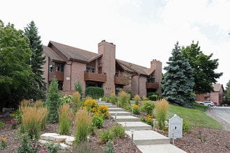 Presidio Square Apartments in Milwaukee, WI - Foto de edificio - Building Photo