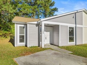 125 Village Cir in Jacksonville, NC - Building Photo - Building Photo