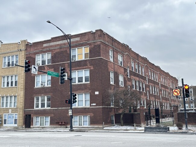 5672 N Ridge Ave, Unit 1S