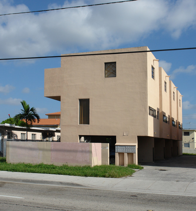 1737 SW 7th St in Miami, FL - Building Photo