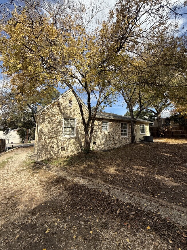 112 E Sunset Rd in San Antonio, TX - Building Photo - Building Photo