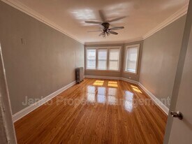 656 E 81st St in Chicago, IL - Building Photo