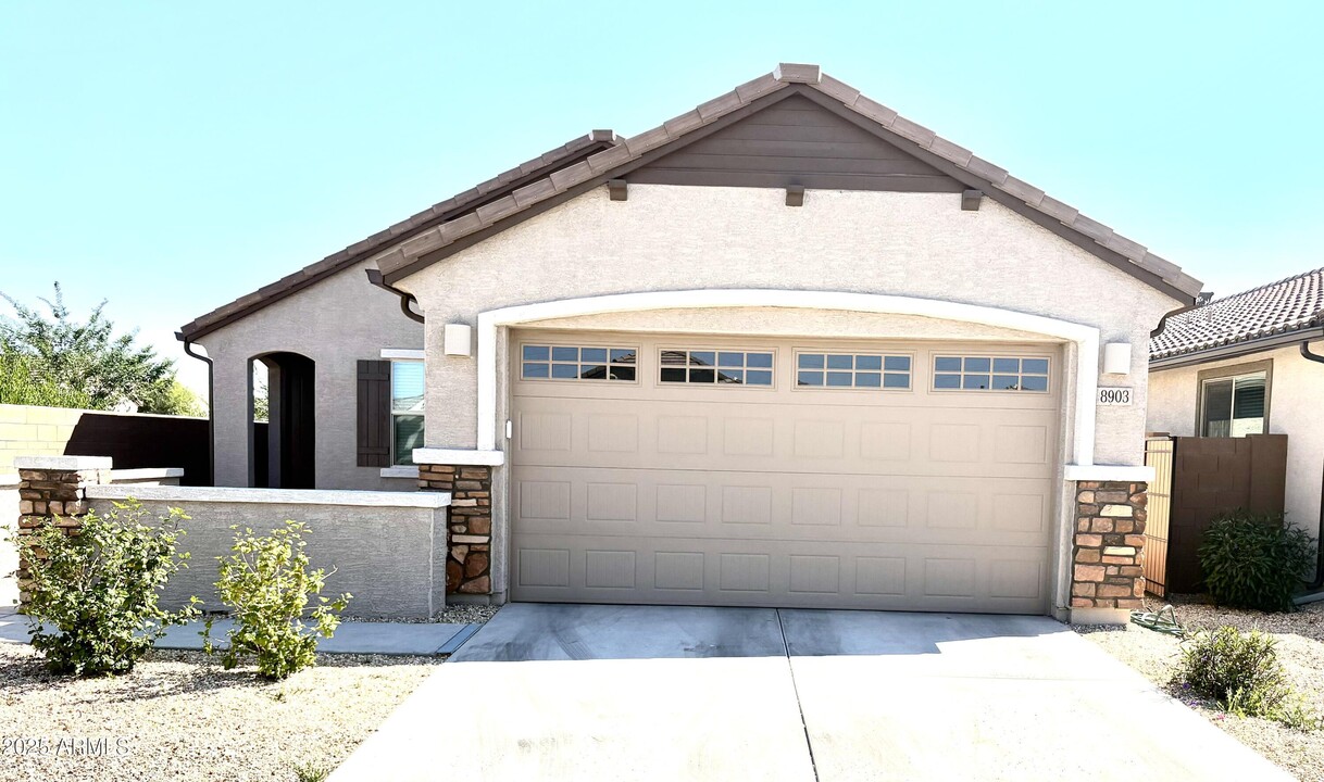 8903 W Bethany Heights Dr in Glendale, AZ - Foto de edificio