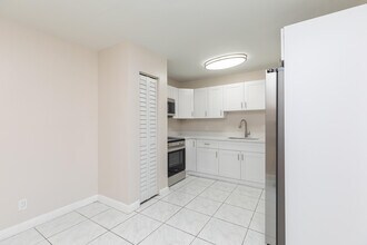 7750 SW 10th Ct in North Lauderdale, FL - Building Photo - Building Photo