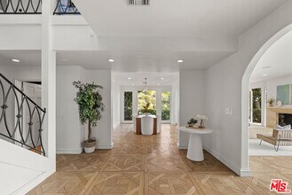 8828 Thrasher Ave in Los Angeles, CA - Foto de edificio - Building Photo