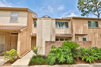 2050 Augusta Dr in Houston, TX - Building Photo - Building Photo