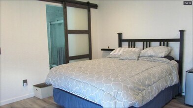 22041 Costanso St, Unit 103 in Woodland Hills, CA - Foto de edificio - Building Photo